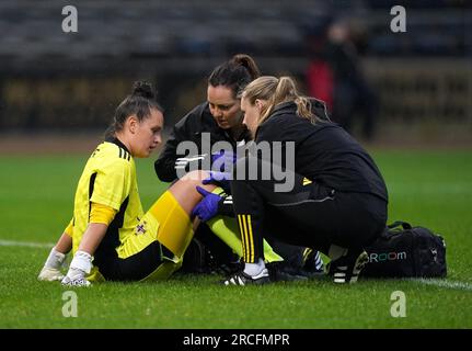 La portiere dell'Irlanda del Nord Shannon Turner riceve un trattamento per un infortunio durante la partita amichevole femminile al Kilmac Stadium di Dundee. Data immagine: Venerdì 14 luglio 2023. Foto Stock