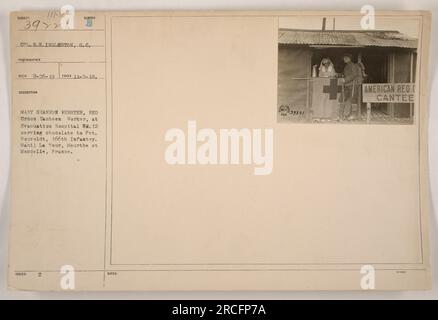 I LAVORATORI DELL'ARY ASSISTONO I SOLDATI DURANTE la prima guerra mondiale: Mary Shannon Webster, una lavoratrice della Croce Rossa, è vista servire cioccolato a Pvt. Rouvoldt del 166th Infantry all'Evacuation Hospital No. 12 a Manil la Tour, Francia. Questa foto è stata scattata il 5 novembre 1918. Foto Stock