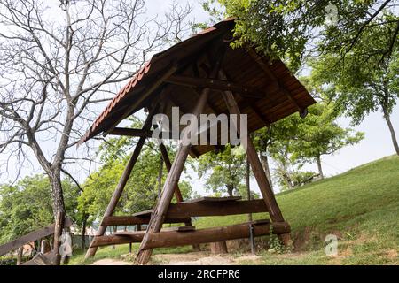 Panca da picnic coperta in campagna in un giorno d'estate Foto Stock