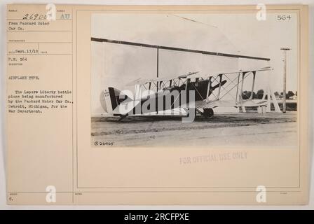 Immagine: Una fotografia in bianco e nero che mostra i lavoratori all'interno della fabbrica Packard Motor Car Co. A Detroit, Michigan, durante la prima guerra mondiale. I lavoratori sono visti costruire l'aereo da battaglia Lepere Liberty, in produzione per il Dipartimento della Guerra. La fotografia è stata scattata dal fotografo RECO il 17/18 settembre ed è etichettata come immagine numero 26905. Foto Stock