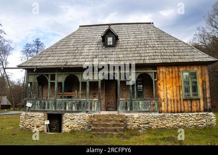 Casa tradizionale rumena al Museo Nazionale di Sibiu Astra, un museo all'aperto a Sibiu, Romania Foto Stock