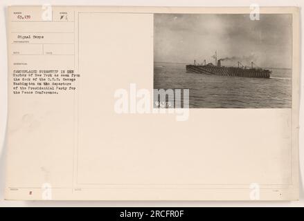 Cacciatorpediniere mimetico visto nel porto di New York dagli Stati Uniti George Washington durante la partenza del presidente Wilson per la Conferenza di pace. Il numero 63.170 Signal Corps fotografò e descrisse questo piroscafo mimetico. La fotografia è ufficialmente rilasciata e registrata. La fotografia ha un simbolo di H e le note del fotografo mostrano il numero di riferimento 63170. Foto Stock