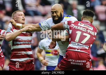 Wigan, Regno Unito. 14 luglio 2023. Sam Kasiano #14 dei Warrington Wolves è affrontato da Kai Pearce-Paul #17 dei Wigan Warriors durante il Betfred Super League Round 19 match Wigan Warriors vs Warrington Wolves al DW Stadium, Wigan, Regno Unito, 14 luglio 2023 (foto di Mark Cosgrove/News Images) a Wigan, Regno Unito il 7/14/2023. (Foto di Mark Cosgrove/News Images/Sipa USA) credito: SIPA USA/Alamy Live News Foto Stock