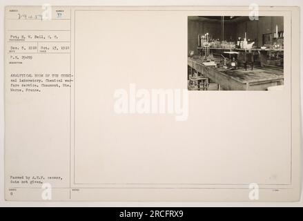 "Privato H. V. Bell nella sala analitica del laboratorio chimico di Chaumont, hte. Marne, Francia. La foto è stata scattata il 13 ottobre 1918. La sala fa parte del Chemical Warfare Service. Didascalia approvata da A.E.F Censor. Non vengono fornite note aggiuntive." Foto Stock