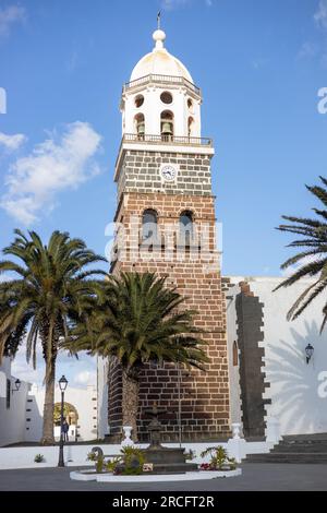 Chiesa della Madonna di Guadalupe o iglesia de nuestra senora de guadalupe, vista dalla Plaza de la Constitution di Teguise, Lanzarote, Spagna. Foto Stock