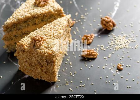 Torta di noci e semi di papavero. Fette di torta su sfondo scuro Foto Stock