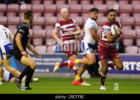 Bevan French di Wigan Warriors (destra) si libera per segnare la seconda meta della sua squadra durante la partita di Betfred Super League al DW Stadium di Wigan. Data immagine: Venerdì 14 luglio 2023. Foto Stock