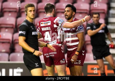 Bevan French di Wigan Warriors (a destra) celebra la seconda meta della sua squadra con il compagno di squadra durante la partita Betfred Super League al DW Stadium di Wigan. Data immagine: Venerdì 14 luglio 2023. Foto Stock