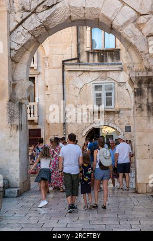 i turisti che visitano il palazzo dei diocleziani nella città vecchia di grad split, croata, i visitatori di split in croazia, le rovine romane a split, croazia. Foto Stock