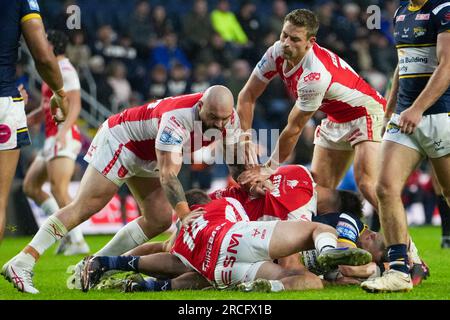 Leeds, Regno Unito. 14 luglio 2023. Betfred Super League Round 19: Leeds Rhinos contro Hull KR. Difesa Hull KR. Credit Paul Whitehurst/Alamy Live News Foto Stock