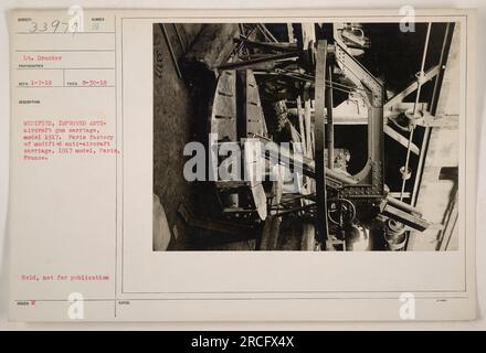 Questa immagine mostra una carrozza antiaerea modificata, modello 1917, in uno stabilimento di Parigi in Francia. Fu presa il 30 agosto 1918 dal tenente Drucker. La fotografia è stata modificata e migliorata. Il fotografo originale consiglia di non pubblicarlo. Foto Stock