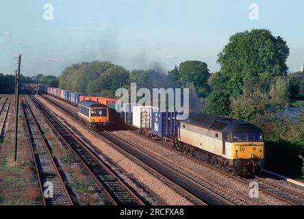 Una classe 47 locomotive diesel 47187 numero di capi a sud con freightliner mentre una classe 121 "bolla" auto diesel multiple unit numero L128 capi nord. Hinksey cantiere, Oxford. Il 21 ottobre 1995. Foto Stock