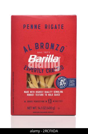 IRVINE, CALIFORNIA - 14 LUGLIO 2023: Una scatola di Barilla al Bronzo penne Rigate. Foto Stock