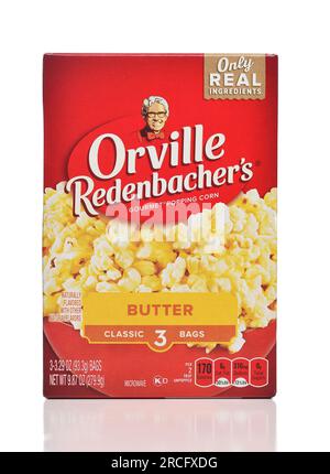 IRVINE, CALIFORNIA - 14 LUGLIO 2023: Una scatola di Orville Redenbachers Classic Microwave Popcorn con burro. Foto Stock