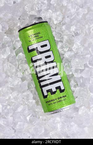 IRVINE, CALIFORNIA - 14 LUGLIO 2023: Una lattina di prime Energy drink, Limone Lime aromatizzato su un letto di ghiaccio. Foto Stock