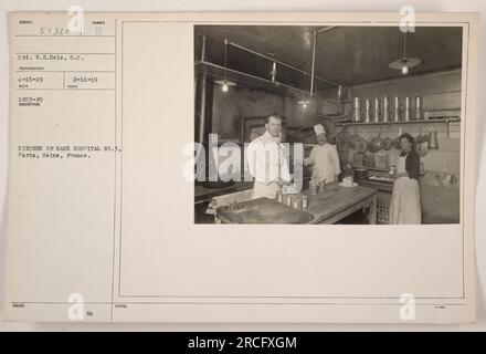 CPL. WH.Eels del Signal Corps è raffigurato nella cucina del base Hospital No. 3 a Parigi, Francia durante la prima guerra mondiale La foto è stata scattata il 15-4-19, e ricevuta il 18-53-19. L'individuo nella foto è identificato come 51360. Foto Stock