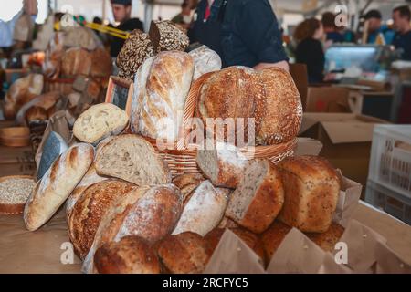 Assortimento di pane a pasta madre sul banco. Diversi tipi di pane da una panetteria privata. Piccola impresa. Foto Stock