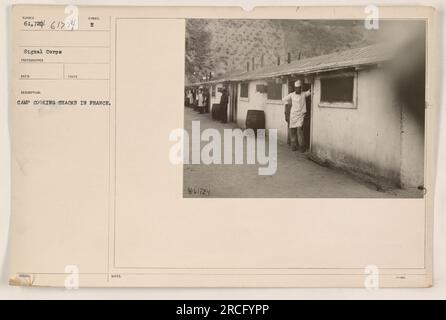 Baracche di cucina che forniscono pasti ai soldati di stanza in Francia durante la prima guerra mondiale. Questi rifugi fungevano da spazi essenziali per la preparazione del cibo e l'alimentazione di grandi gruppi di personale militare. Fotografia scattata nel 188 Syndole e camp. [Nota: Non sono state fornite note specifiche.] Foto Stock