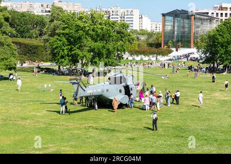 Elicottero dell'esercito francese a Parc Andre Citroen - Parigi, Francia Foto Stock