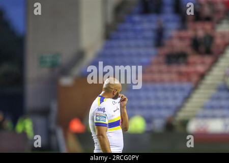 Wigan, Regno Unito. 14 luglio 2023. Sam Kasiano #14 dei Warrington Wolves sembra degettato dopo il Betfred Super League Match Round 19 Wigan Warriors vs Warrington Wolves al DW Stadium, Wigan, Regno Unito, 14 luglio 2023 (foto di Gareth Evans/News Images) a Wigan, Regno Unito il 7/14/2023. (Foto di Gareth Evans/News Images/Sipa USA) credito: SIPA USA/Alamy Live News Foto Stock