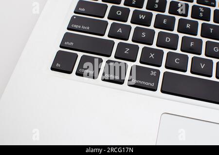 Incredibile primo piano dei tasti e della tastiera del computer portatile, mostrando la sua precisione e la sua risposta tattile. Foto Stock