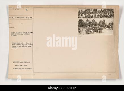 I soldati della 29th Division, noti come "Blue & Gray", sono raffigurati a Camp McClellan ad Anniston, Alabama. Questa foto, scattata dal fotografo A. L. P. Kingsmore, mostra i soldati della divisione che pranzano sul campo, con le loro pistole impilate nelle vicinanze. L'immagine è stata censurata, pubblicata e documentata dalla War College Division il 14 marzo 1918. Foto Stock