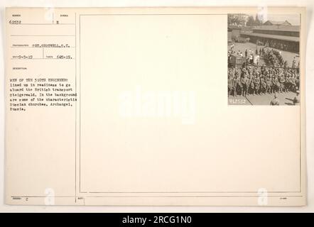 Uomini del 310th Engineers in formazione a bordo del trasporto britannico Steigerwald. La foto è stata scattata ad Arcangelo, in Russia, e mostra diverse chiese russe sullo sfondo. La foto è stata scattata dal sergente Shoteell ed è numerata 62532. La data della foto non è specificata. Foto Stock