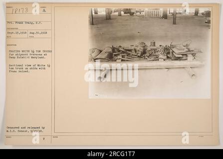 I soldati a Camp Holabird nel Maryland vengono mostrati nel settembre 1918 mentre saccheggiano camion bianchi da 1 tonnellata per il trasporto all'estero durante la prima guerra mondiale. La fotografia, scattata da Pvt. Frank Craig, mostra una vista in sezione di uno dei carrelli su pattini con il telaio sollevato. L'immagine è stata censurata e pubblicata dal M.I.D. Censor il 13 settembre 1918. Foto Stock