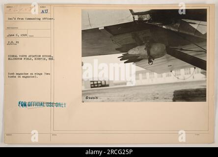 I soldati americani preparano un biplano alla Signal Corps Aviation School, Ellington Field a Houston, Texas durante la prima guerra mondiale. L'aereo è dotato di un caricatore contenente due bombe sulle ali. Questa fotografia è stata scattata il 6 giugno 1918 ed è classificata solo per uso ufficiale. Foto Stock