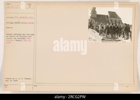 Ufficiali e soldati francesi che conducono una cerimonia di sepoltura per i soldati filippini della i Divisione a Bonvillers, in Francia, il 19 luglio 1918. La foto è stata scattata da Pvt. Longacre, S.C. in quel giorno, e successivamente è stata passata dall'A.E.F. Censor il 6 agosto 1918. L'immagine è etichettata come 111-SC-16517. Foto Stock