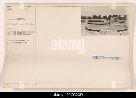 I soldati del 21st Grand Division Transportation Corps a Camp Pullman, in Francia, sono visti mentre posavano delle lastre per i serbatoi di benzina. Questa foto, scattata il 24 luglio 1918, mostra il duro lavoro e la dedizione delle truppe durante la prima guerra mondiale. Foto Stock