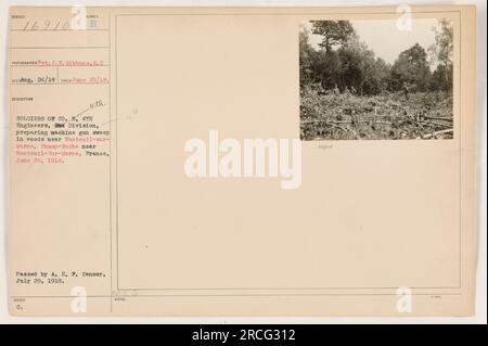 I soldati della compagnia B, 4th Engineers, 2nd Division, si prepararono a lanciare una mitragliatrice nel bosco vicino a Nanteuil-sur-Marne, Champ-Ruche in Francia, il 29 giugno 1918. La foto è stata scattata da Pvt. J.E. Gibbons e recensito dall'A.E.F. Censor il 29 luglio 1918. Foto Stock