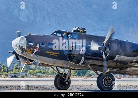 Palm Springs, California, USA. 13 novembre 2021. Il B-17 Flying Fortress utilizzato nel film del 1990 ''Memphis Belle''' che arriva al Palm Springs Air Museum. (Immagine di credito: © Ian L. Sitren/ZUMA Press Wire) SOLO USO EDITORIALE! Non per USO commerciale! Foto Stock