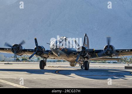 Palm Springs, California, USA. 13 novembre 2021. Il B-17 Flying Fortress utilizzato nel film del 1990 ''Memphis Belle''' che arriva al Palm Springs Air Museum. (Immagine di credito: © Ian L. Sitren/ZUMA Press Wire) SOLO USO EDITORIALE! Non per USO commerciale! Foto Stock