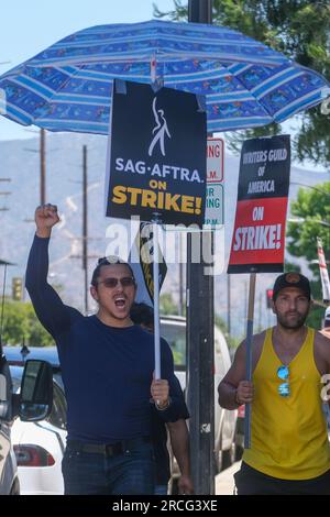 Los Angeles, California, USA. 14 luglio 2023. Scrittori e attori sorprendenti camminano con i picchetti fuori dallo studio della Walt Disney Company a Burbank, California, venerdì 14 luglio 2023. (Immagine di credito: © Ringo Chiu/ZUMA Press Wire) SOLO USO EDITORIALE! Non per USO commerciale! Foto Stock