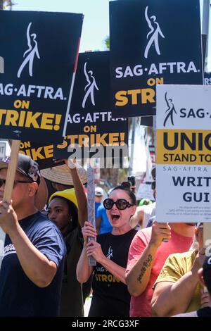 Los Angeles, California, USA. 14 luglio 2023. Scrittori e attori sorprendenti camminano con i picchetti fuori dagli studi Sunset Bronson a Los Angeles venerdì 14 luglio 2023. (Immagine di credito: © Ringo Chiu/ZUMA Press Wire) SOLO USO EDITORIALE! Non per USO commerciale! Foto Stock