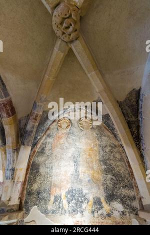 Interno della Cappella di Gisela con muratura di due apostoli, costruita nel XIII secolo dal vescovo Robertus, quartiere del castello, Veszprem, Ungheria Foto Stock