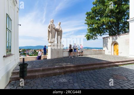 Statue del re Santo Stefano e della regina Gisella (Szent Istvan, Gizella), quartiere del castello, Veszprem, Ungheria Foto Stock