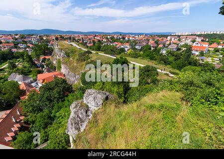 Paesaggio urbano con Benedek-hegy (Collina Benedetto), quartiere del castello, Veszprem, Ungheria Foto Stock