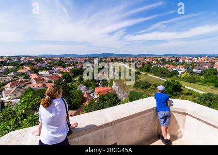 I turisti che guardano il paesaggio urbano con Benedek-hegy (Collina Benedict), il quartiere del castello, Veszprem, Ungheria Foto Stock