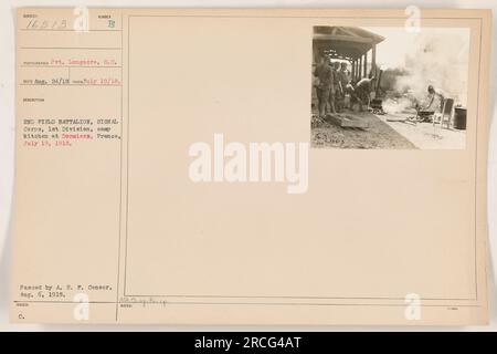 Didascalia: 'Pvt. Longacre del 2nd Field Battalion, Signal Corps, 1st Division, catturato in una fotografia scattata il 19 luglio 1918 a Dormiers, Francia. L'immagine mostra una cucina del campo in funzione. Questa fotografia è stata ricevuta il 24 agosto 1918 ed è stata approvata dalla A. E. F. Censor il 6 agosto 1918." Foto Stock