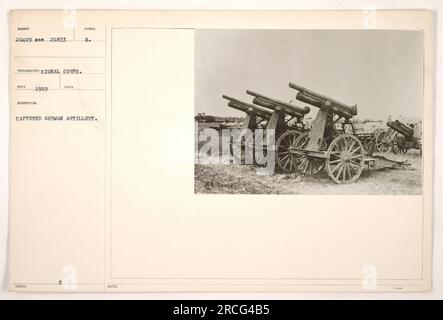 I soldati americani ispezionano l'artiglieria tedesca catturata durante la prima guerra mondiale La fotografia è stata scattata nel 1919 ed è stata rilasciata dal Signal Corps. Foto Stock