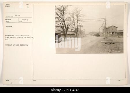 Questa immagine, numerata 111-SC-43188, fu catturata il 22 gennaio 1919 a Camp Zachary Taylor a Louisville, Kentucky. Raffigura installazioni telefoniche al campo, con antenne viste all'ingresso. La descrizione deriva da un "S.C.. Rilasciato il 03 numero 1-22-19" e menziona "99 43 188" come nota. Foto Stock