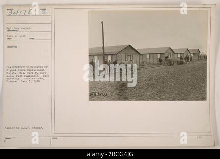 Lee Morper, un soldato dell'esercito americano, viene fotografato al Signal Corps Replacement Depot di Cour Cheverny, Loir et Cher, Francia il 3 dicembre 1918. La foto è stata scattata da un fotografo non identificato il 7 gennaio 1919 e ricevuta con la classificazione 111-SC-34178. Le caserme nell'immagine sono occupate da soldati sotto il comando del colonnello Carl F. Haetmann. La fotografia è stata approvata dalla A.E.F. Censor. Le note aggiuntive indicano il numero del fascicolo come 34/78. Foto Stock