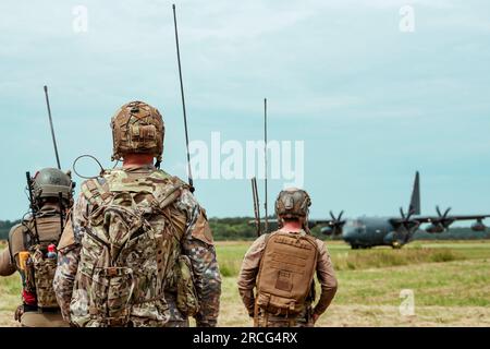 Daugavpils, Lettonia. 28 giugno 2023. Un membro delle forze speciali lituane, un membro lettone delle forze operative speciali e un membro statunitense Air Force Combat Controller assegnato al 352d Special Operations Wing controlla un aereo da atterraggio durante l'addestramento Special Operations Air-Land Integration vicino a Daugavpils, Lettonia, 28 giugno 2023. La prontezza operativa è fondamentale per i partenariati, la risposta alle crisi, la deterrenza e il sostegno agli Alleati e ai partner. Credito: USA Air Force/ZUMA Press Wire/ZUMAPRESS.com/Alamy Live News Foto Stock