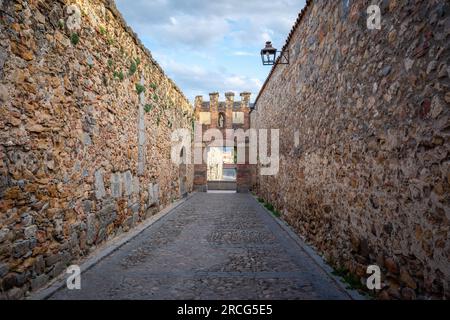 Postigo del Consuelo Gate vicino all'Acquedotto di Segovia - Segovia, Spagna Foto Stock