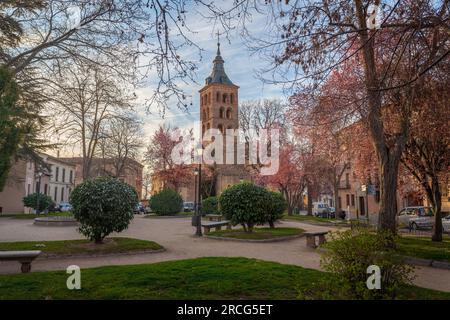 Plaza de la Merced con la chiesa di San Andres - Segovia, Spagna Foto Stock