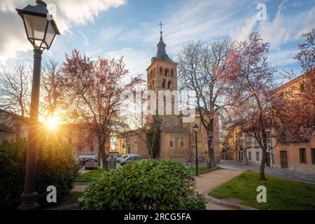 Plaza de la Merced con la chiesa di San Andres - Segovia, Spagna Foto Stock