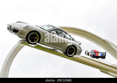 Goodwood, Regno Unito. 14 luglio 2023. Festeggiamo i 75 anni di auto sportive Porsche con la caratteristica centrale al Goodwood Festival of Speed al Goodwood Circuit, Goodwood, Regno Unito, il 14 luglio 2023. Foto di Phil Hutchinson. Solo per uso editoriale, licenza necessaria per uso commerciale. Nessun utilizzo in scommesse, giochi o pubblicazioni di un singolo club/campionato/giocatore. Credito: UK Sports Pics Ltd/Alamy Live News Foto Stock