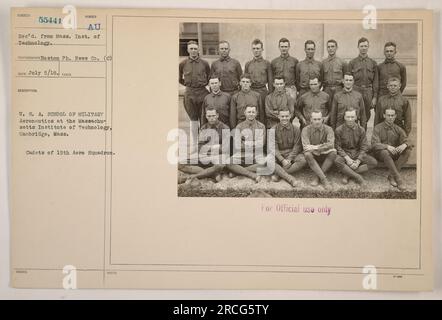 Cadetti del 15th Aero Squadron degli Stati Uniti School of Military Aeronautics, situata presso il Massachusetts Institute of Technology di Cambridge, Massachusetts. La foto è stata scattata il 5 luglio 1918 e ricevuta dall'Istituto di tecnologia della messa. Questa immagine è designata come soggetto 55441 ed è stata presa dal Boston pH. News Co. È contrassegnato solo per uso ufficiale. Foto Stock